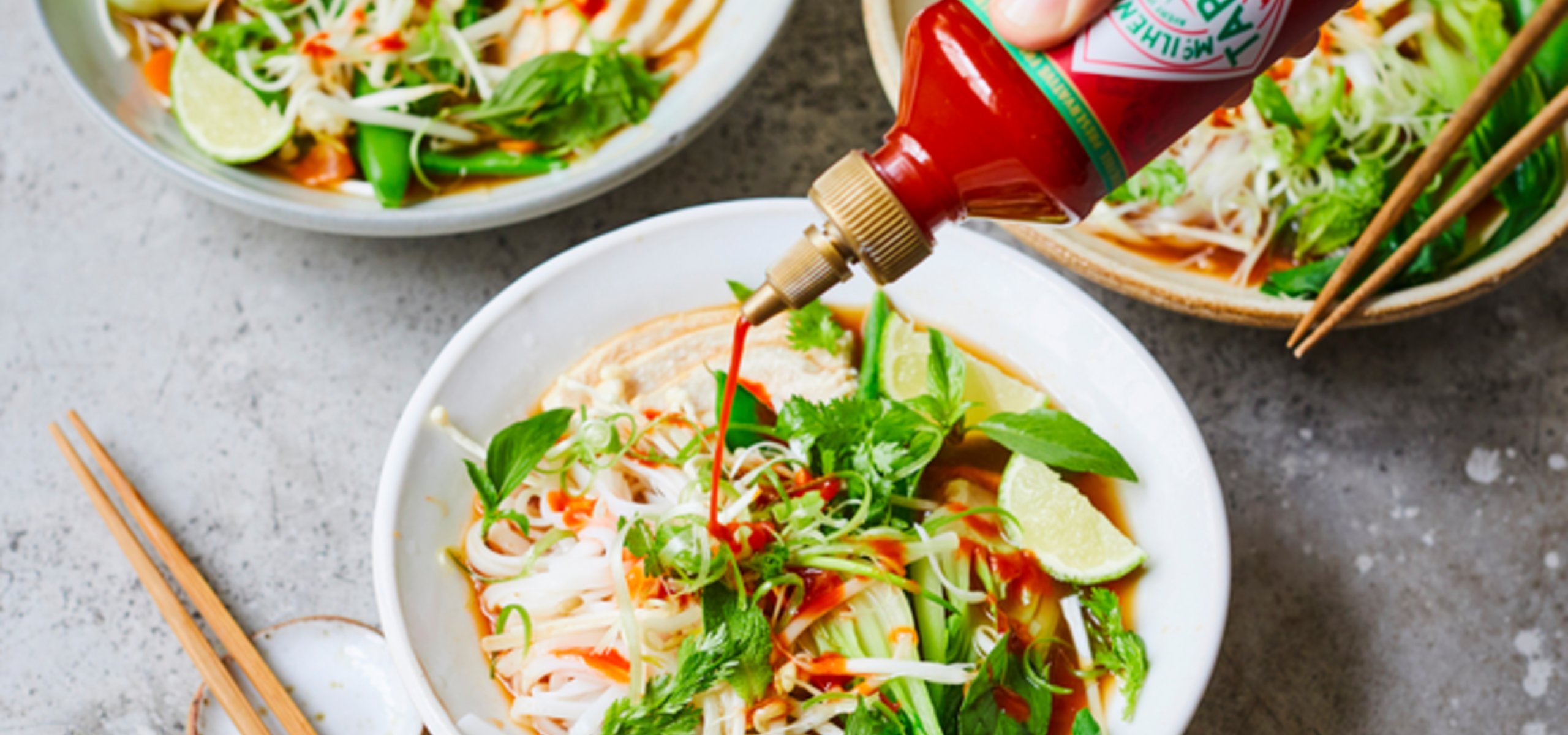 Hot Chili Sauce Chicken-Pho mit TABASCO® Sriracha Sauce 