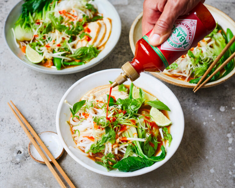 Hot Chili Sauce Chicken-Pho mit TABASCO® Sriracha Sauce 