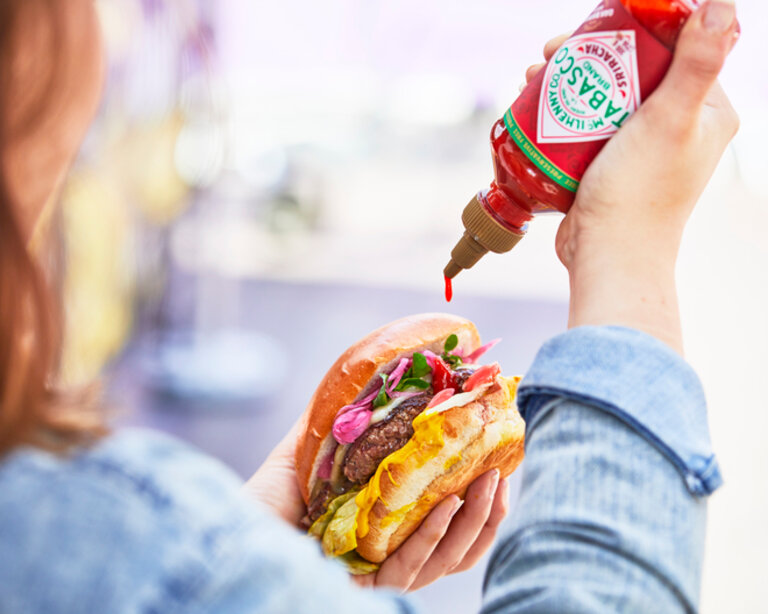 Hot Chili Sauce Burger mit TABASCO® Sriracha Sauce