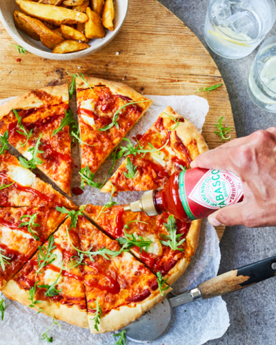 Hot Chili Sauce TABASCO® Sriracha Sauce auf Pizza