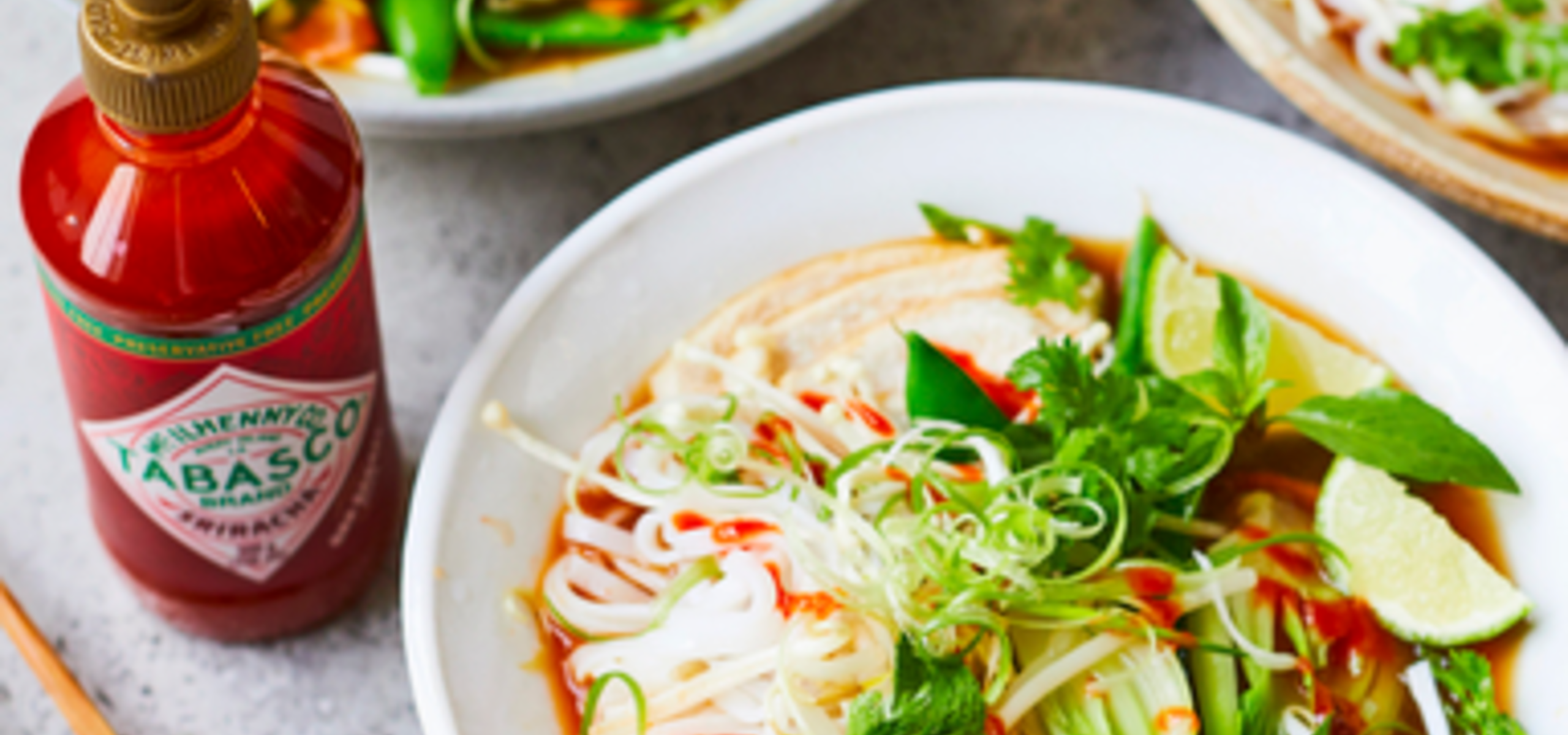 Hot Chili Sauce TABASCO® Sriracha Sauce auf Chicken-Pho