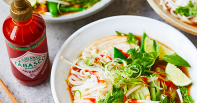 Hot Chili Sauce TABASCO® Sriracha Sauce auf Chicken-Pho