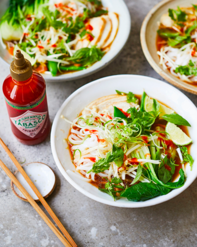 Hot Chili Sauce TABASCO® Sriracha Sauce auf Chicken-Pho
